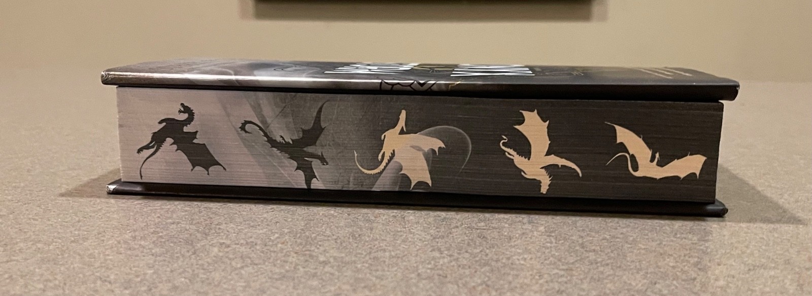 Onyx Storm Deluxe Limited Edition by Rebecca Yarros (The Empyrean Sprayed Edges
