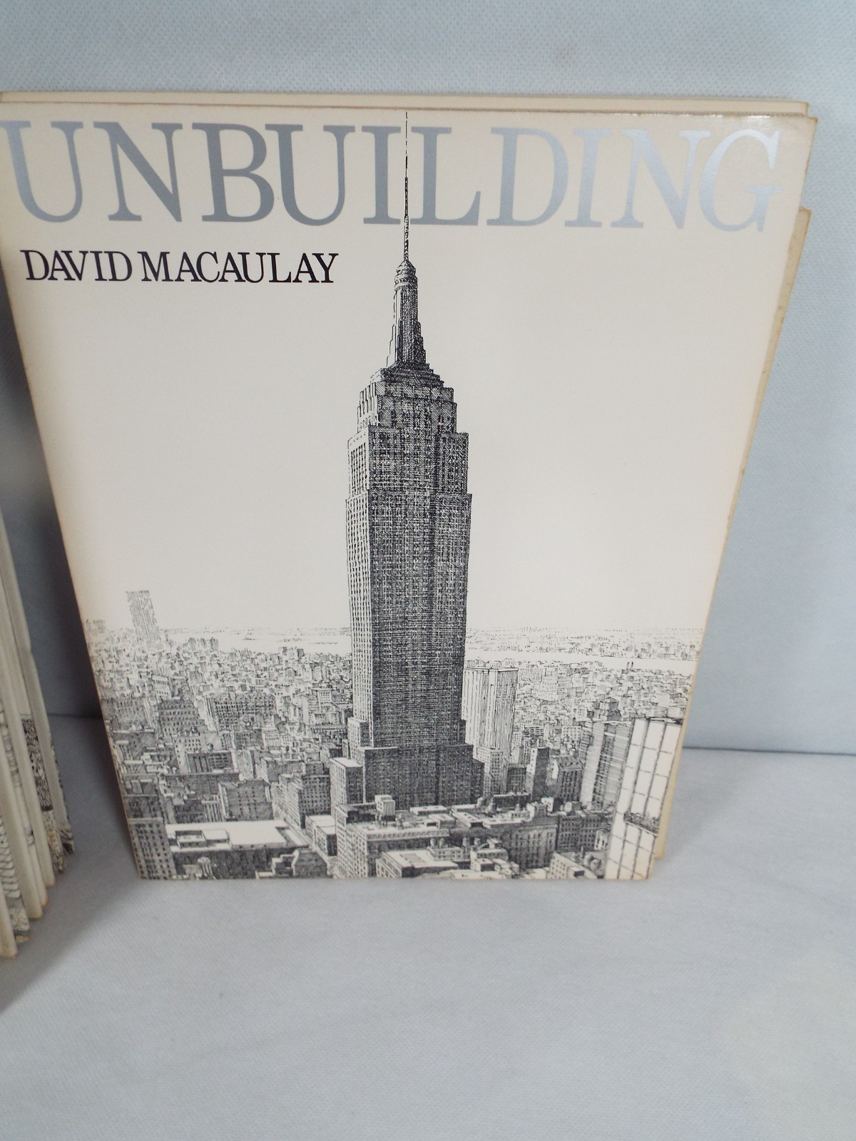 A Lot of 7 David Macaulay Books Houghton Mifflin Company Boston, USA